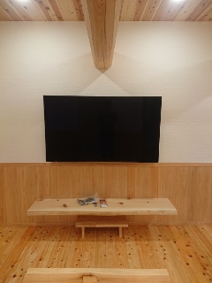 造作 オリジナル家具 オリジナルカウンターテレビカウンター 桧板  大工 建築 工務店 新城市 豊川市 豊橋市 画像