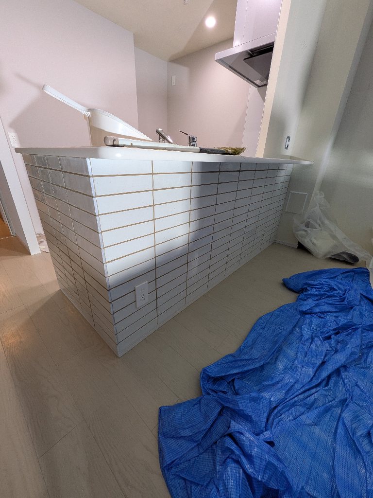 キッチンカウンター　腰壁　名古屋モザイクタイル　左官　タイル貼り　新城市　豊川市　豊橋市　リフォーム　工務店　建築 画像