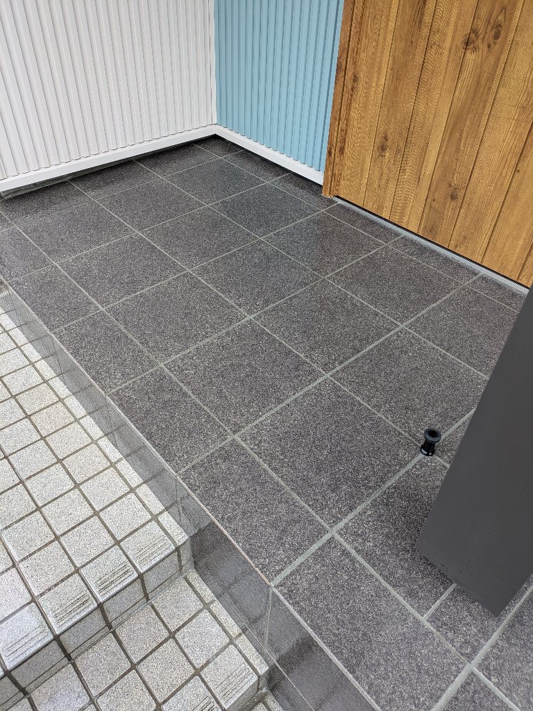 玄関　ポーチ　300角　タイル　INAX　左官　リフォーム　新城市　豊川市　豊橋市 画像