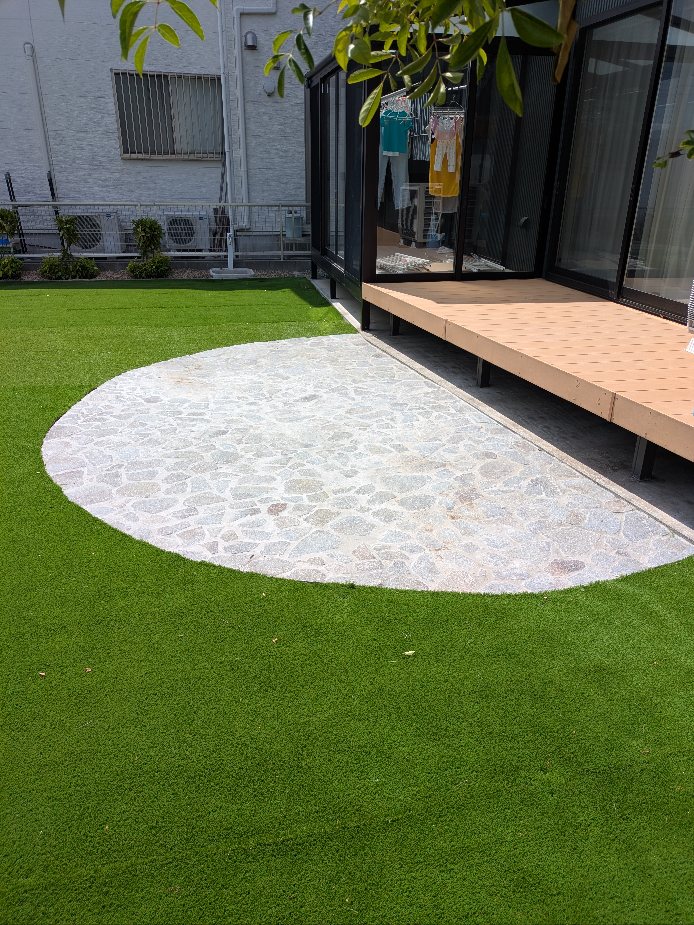 外構工事 バーベキュースペース 人工芝 防草シート 乱張り石 豊橋市 豊川市 東三河地域 画像